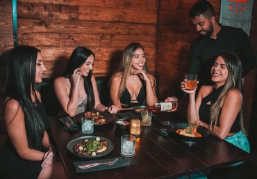 girls eating out in miami baech