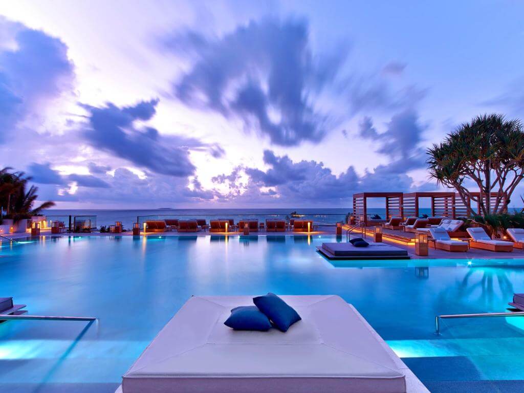 A esplêndida vista para o mar a partir da exclusiva piscina do 1 Hotel South Beach ao entardecer em Miami.